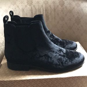Urban outfitters black suede Chelsea boots